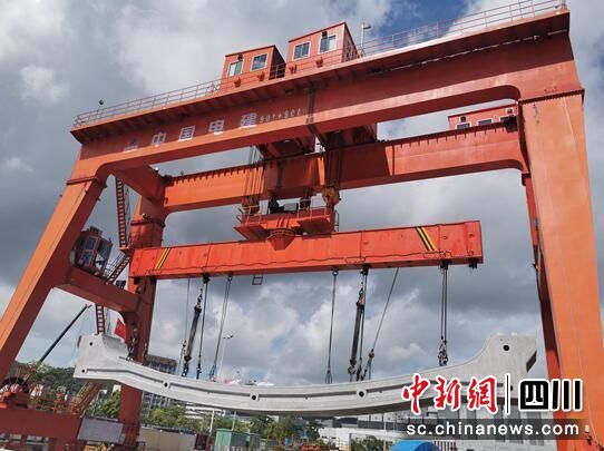 深圳地铁13号线市中医院站预制顶板吊装。水电七局供图
